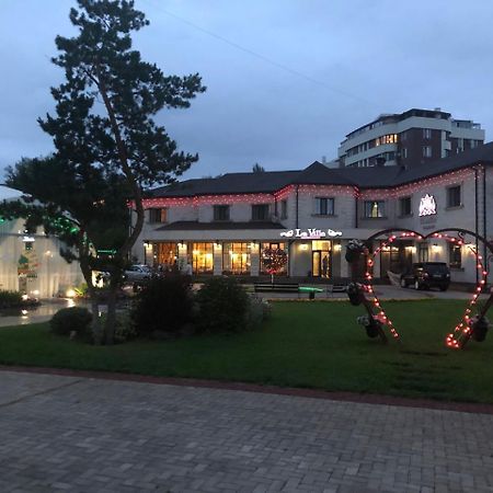 Park Hotel Karagandy Eksteriør bilde
